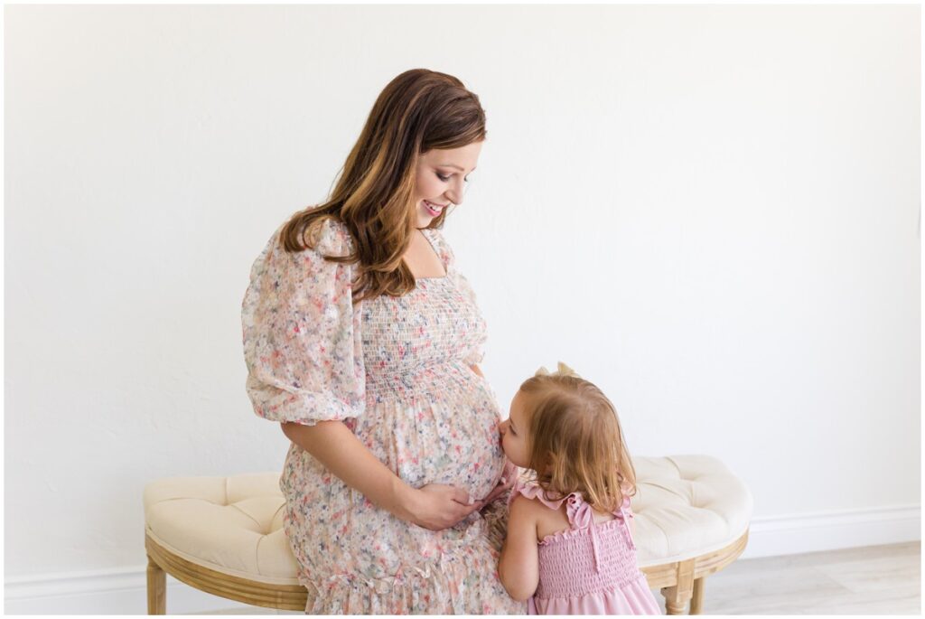 Maternity Photographer Moore OK Mother and daughter kiss maternity belly 